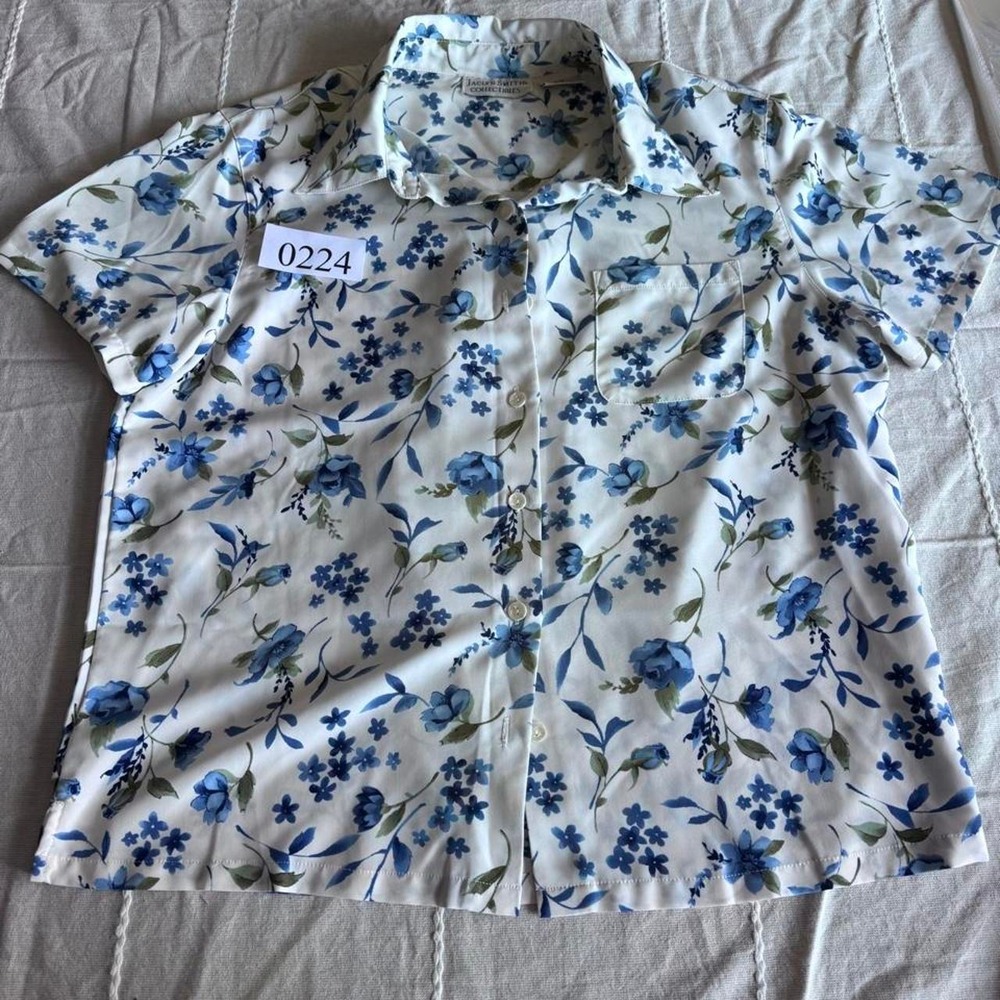 Jaclyn Smith Collectibles blue floral polyester blouse with green leaves, size M